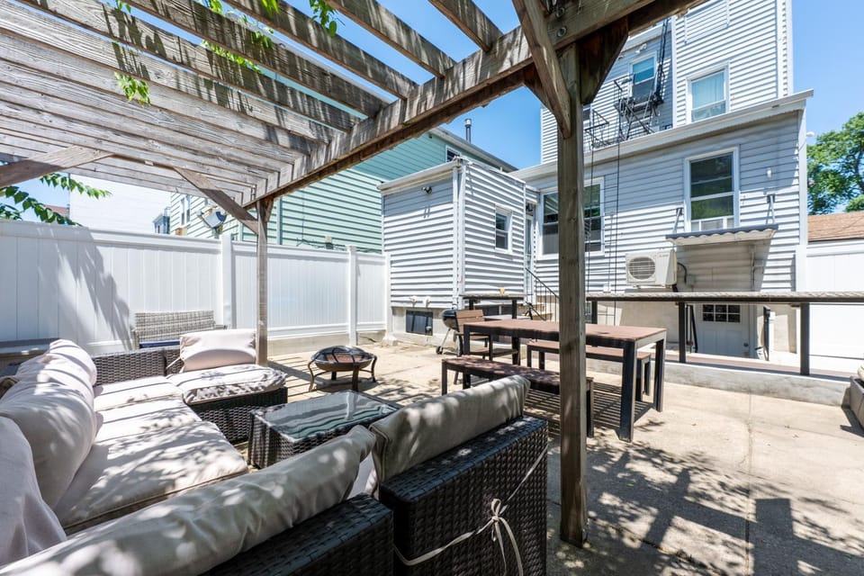 Jersey City Retreat w Private Backyard Bonfire Near NYC Apartment in Jersey City
