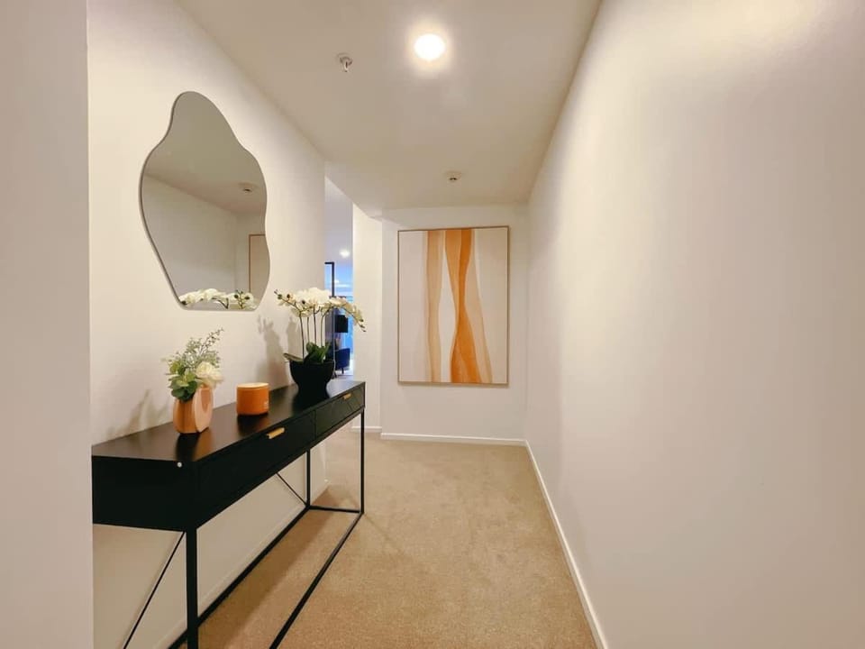Tree-Lined Parkside Holiday Studio with Pool & Gym Apartment in Auckland