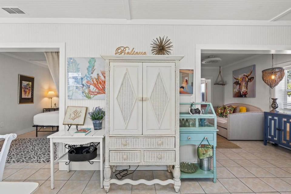 Bed, Decorative detail, Seating area