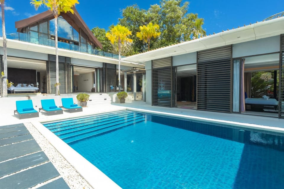 Swimming pool, sunbed