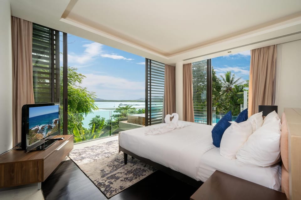 Bed, Day, TV and multimedia, View (from property/room), Photo of the whole room, Seating area, Bedroom, Garden view, Sea view