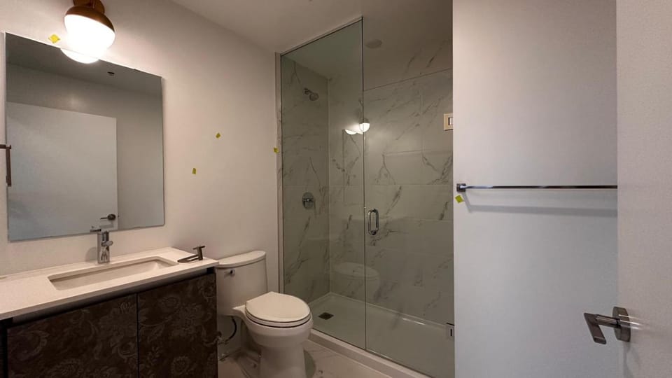 Stunning new condo in Oakville Apartment in Burlington