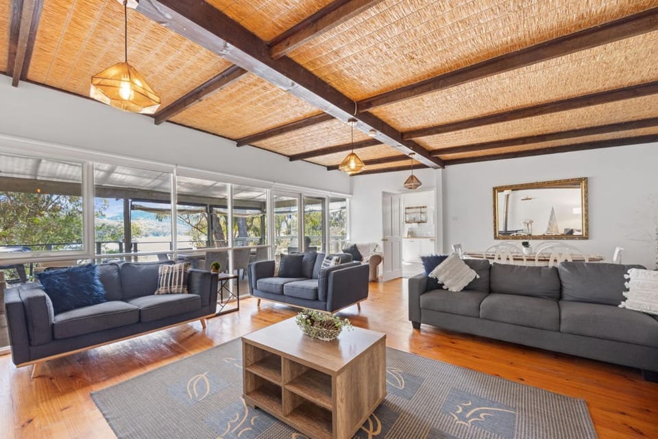 Paradise Retreat Lakehouse - Jamieson - Sleeps 10 House in Jamieson