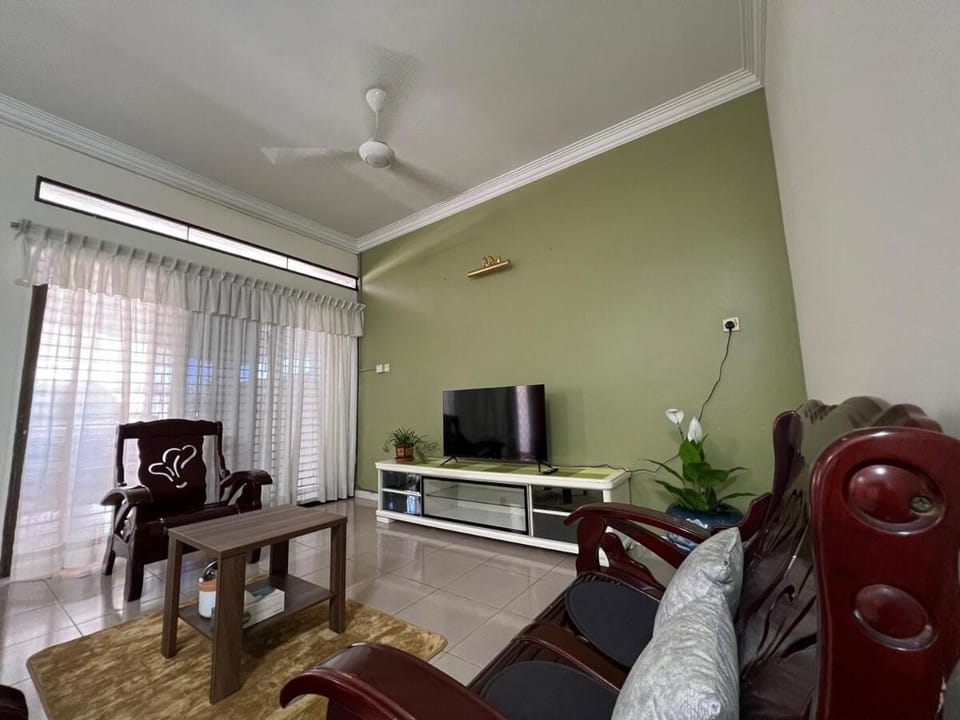 Communal lounge/ TV room, TV and multimedia, Living room, Seating area, Evening entertainment
