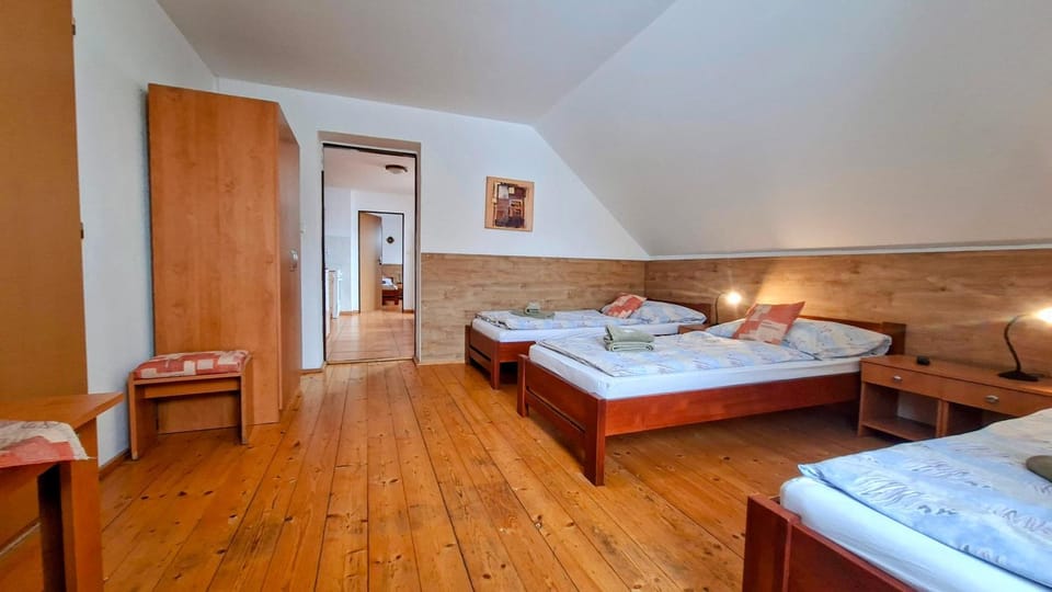 Bed, towels
