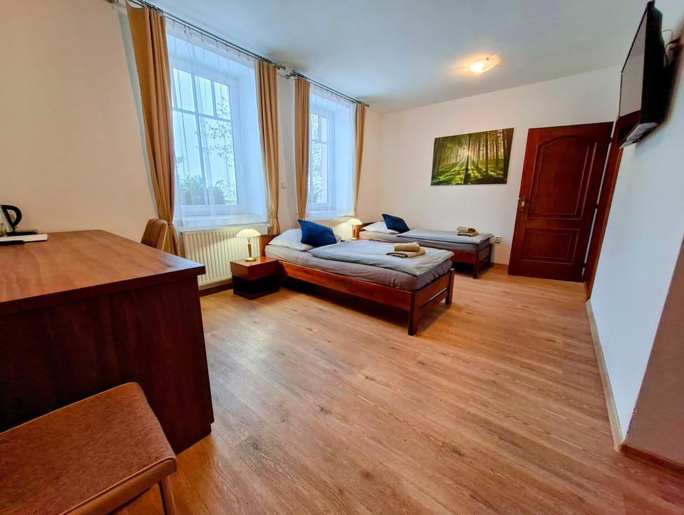 Bed, TV and multimedia, Bedroom