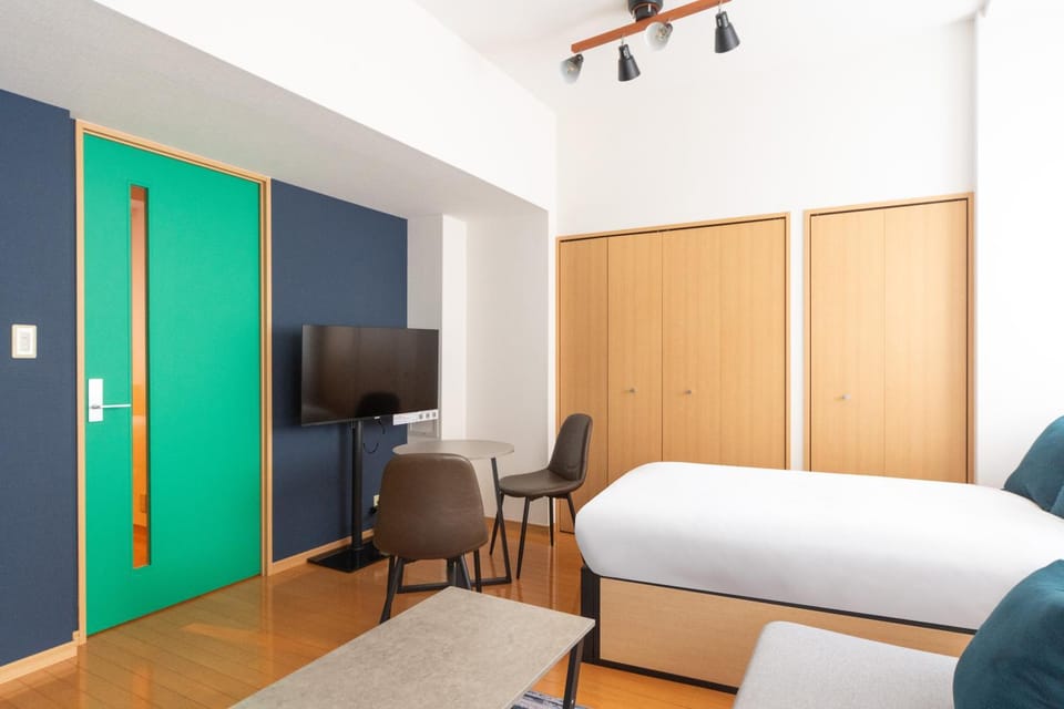 Bed, TV and multimedia, Seating area