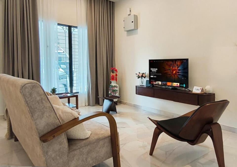 Communal lounge/ TV room, Communal lounge/ TV room, TV and multimedia, Living room, Seating area, Evening entertainment