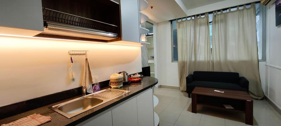 TV and multimedia, Kitchen or kitchenette, Living room, Seating area, stove