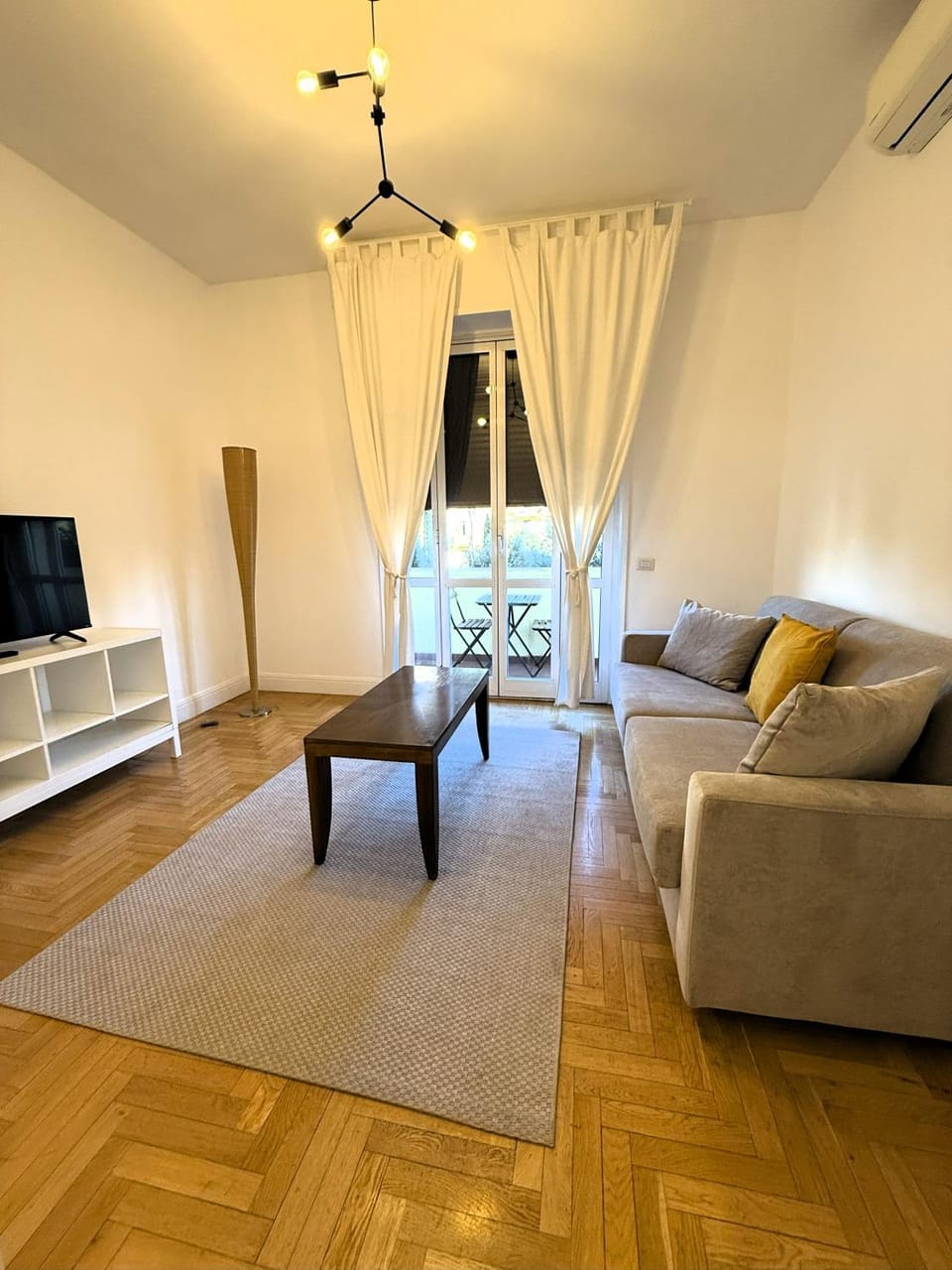 Communal lounge/ TV room, TV and multimedia, Living room, Seating area, Evening entertainment