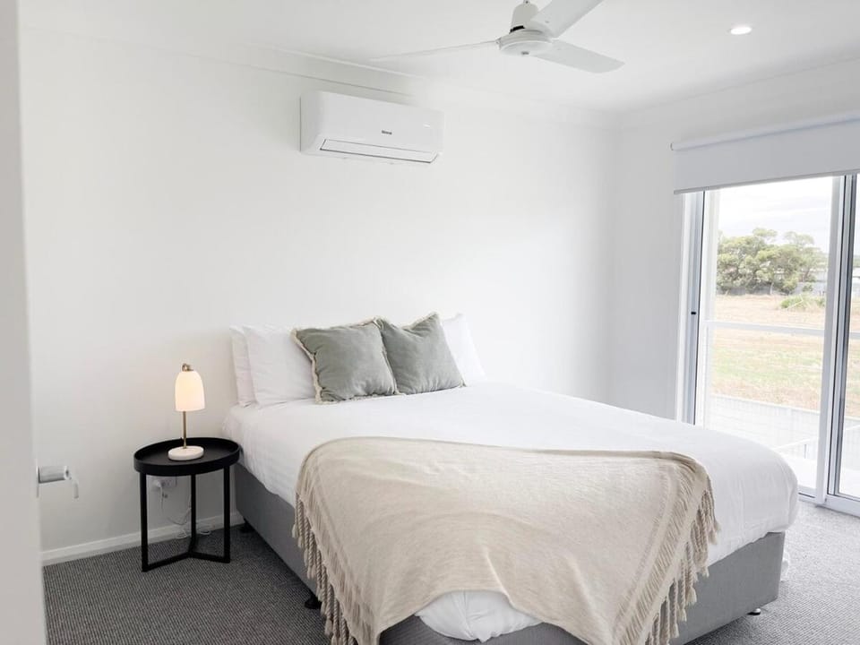 Bed, Bedroom, air conditioner