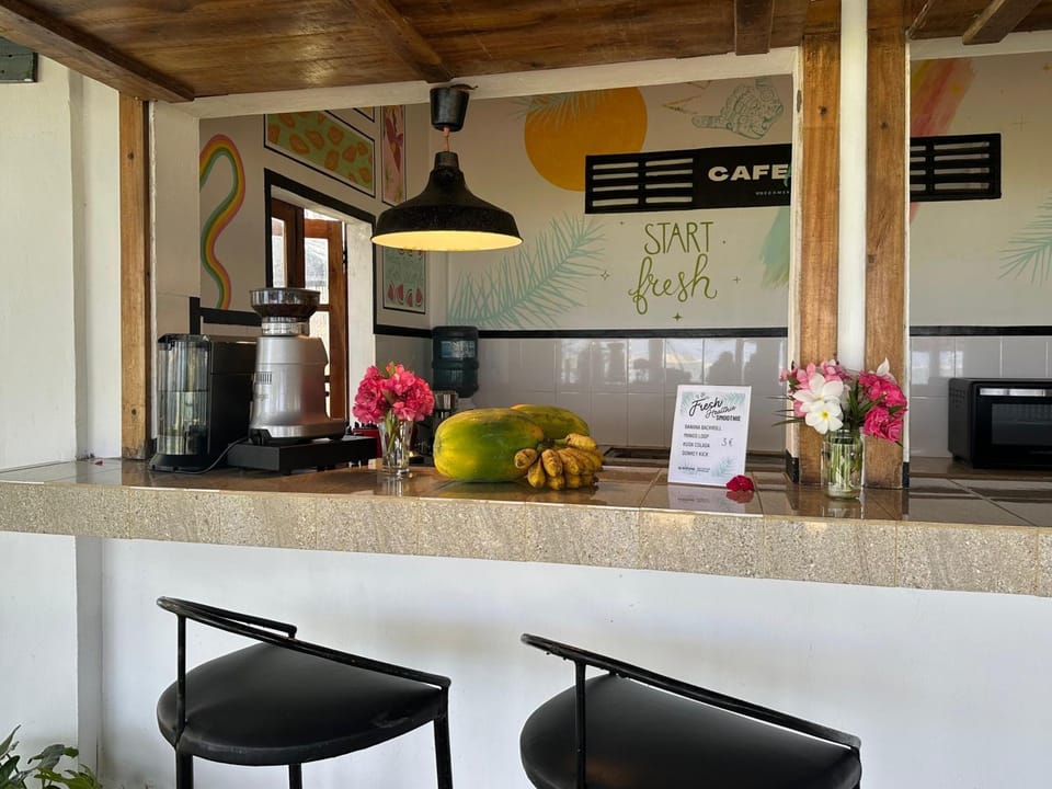 Coffee/tea facilities, Lounge or bar