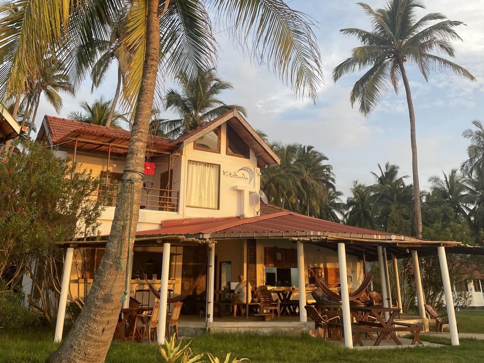 Property building, Balcony/Terrace, Dining area, Breakfast, Dinner
