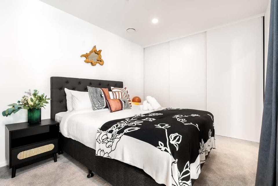 Luxury Design Parkside Living in CBD vs Aircon Apartment in Auckland