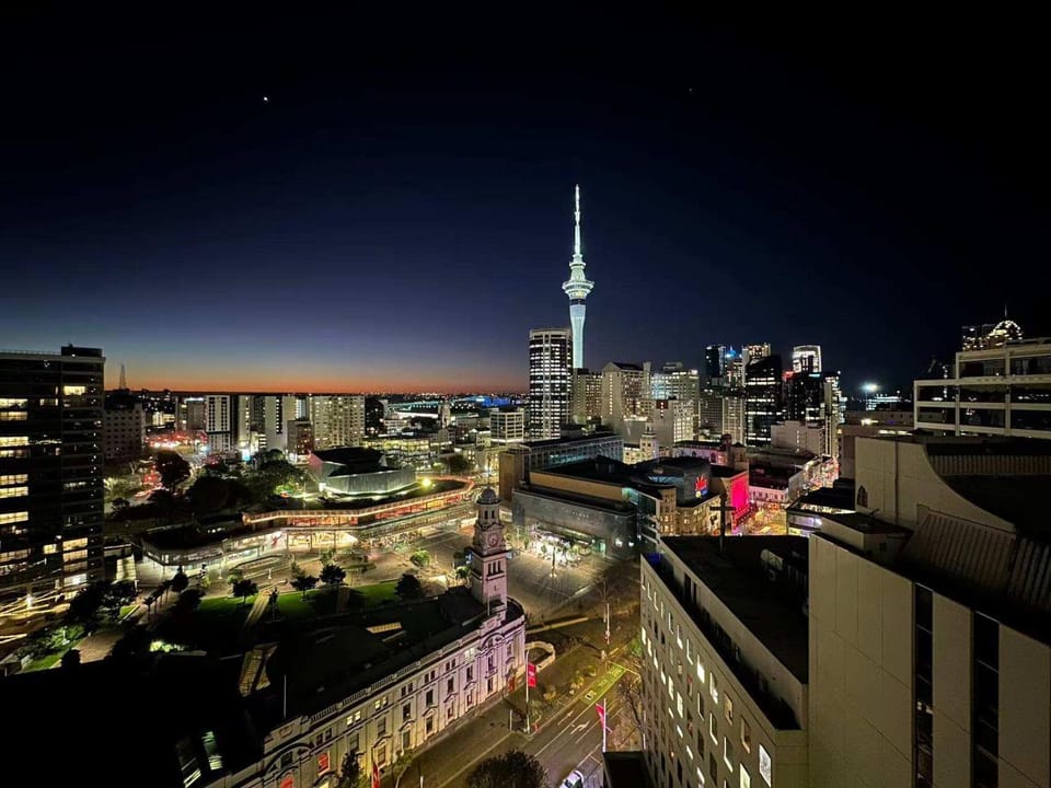 The Heart of City Living with Incredible City & Skytower View Nearby Queen St Apartment in Auckland
