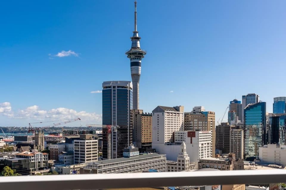 The Heart of City Living with Incredible City & Skytower View Nearby Queen St Apartment in Auckland