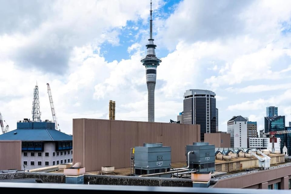 Tree-Lined Studio on High Level with Skytower View Apartment in Auckland