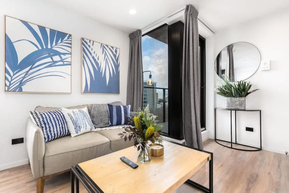 Tree-Lined Studio on High Level with Skytower View Apartment in Auckland