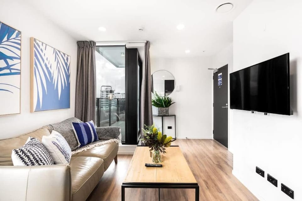Tree-Lined Studio on High Level with Skytower View Apartment in Auckland