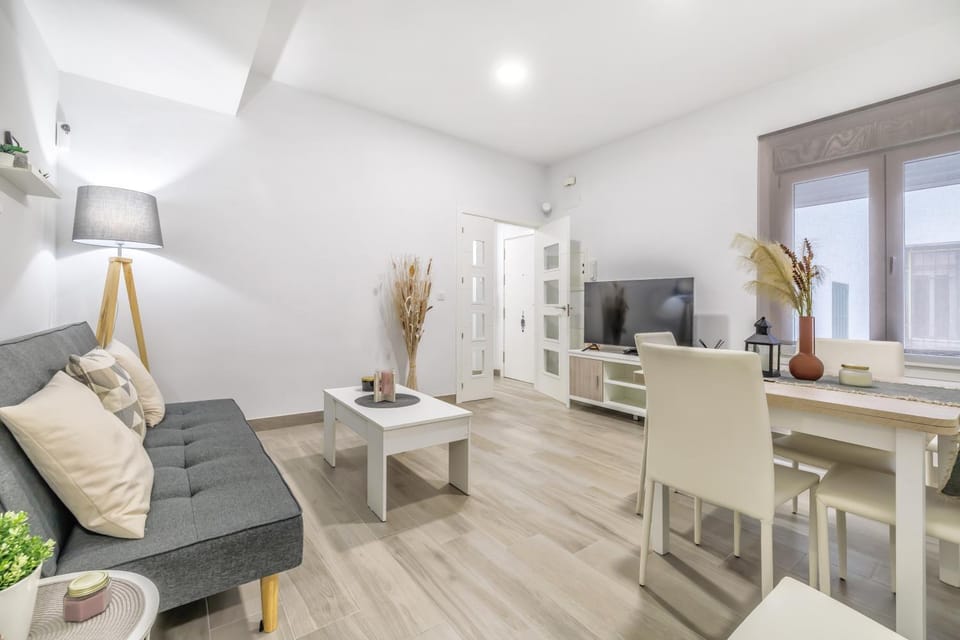 TV and multimedia, Living room, Seating area, Dining area, furniture, heating, air conditioner