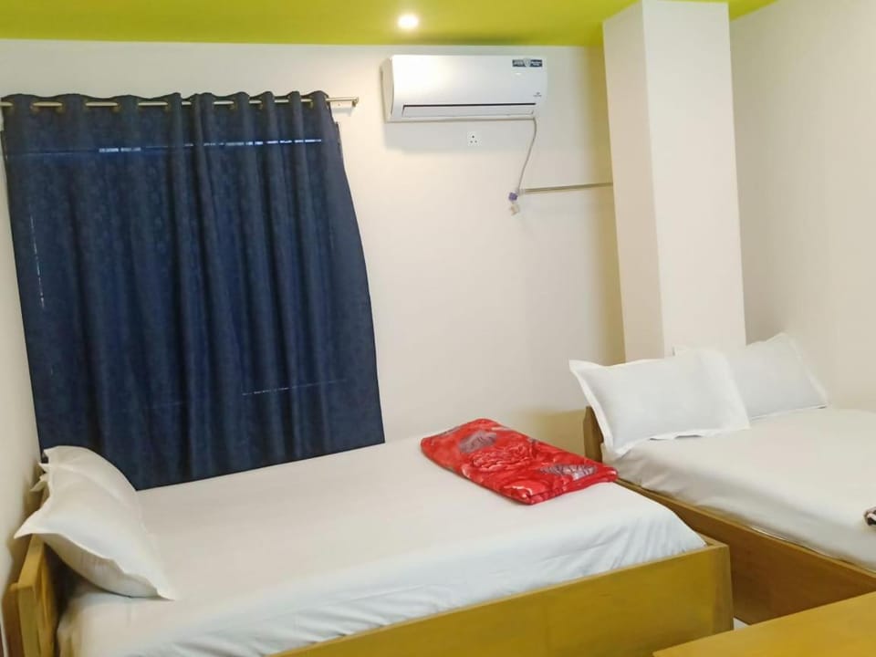 Bed, Photo of the whole room, Bedroom, air conditioner