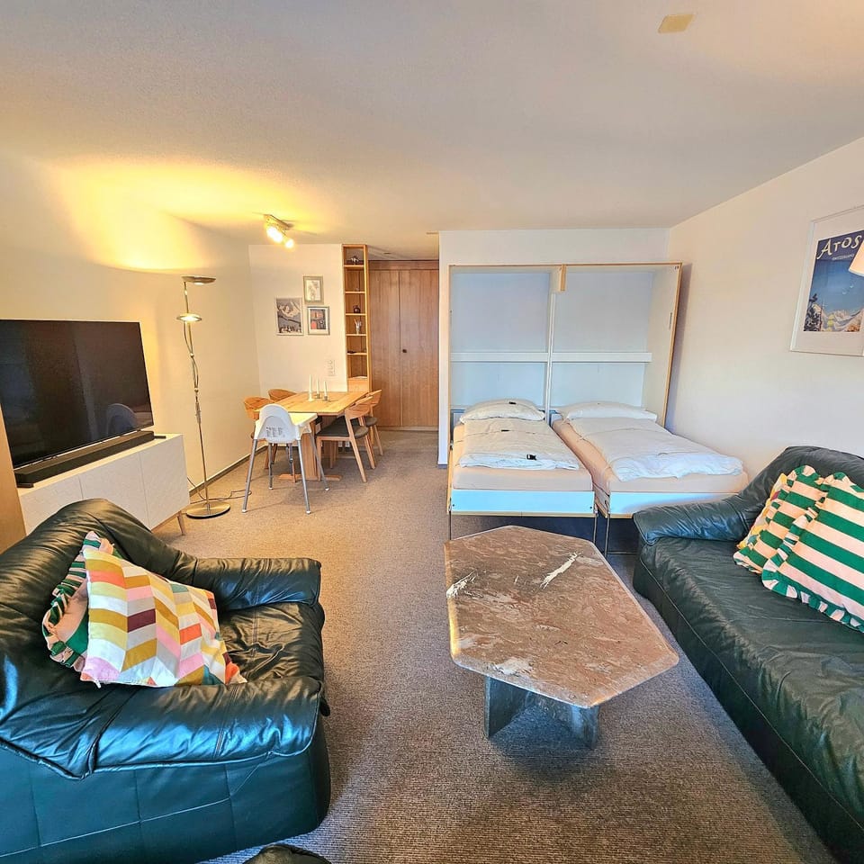 Communal lounge/ TV room, Bed, TV and multimedia, Living room, Photo of the whole room, Seating area