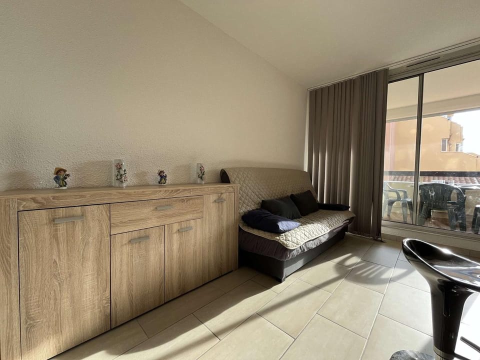 Appartement calme avec piscine commune et loggia GN050-489 Apartment in Gruissan