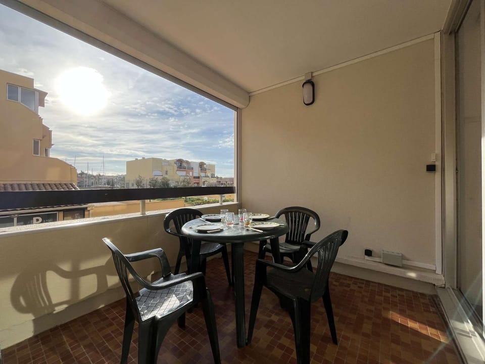 Appartement calme avec piscine commune et loggia GN050-489 Apartment in Gruissan