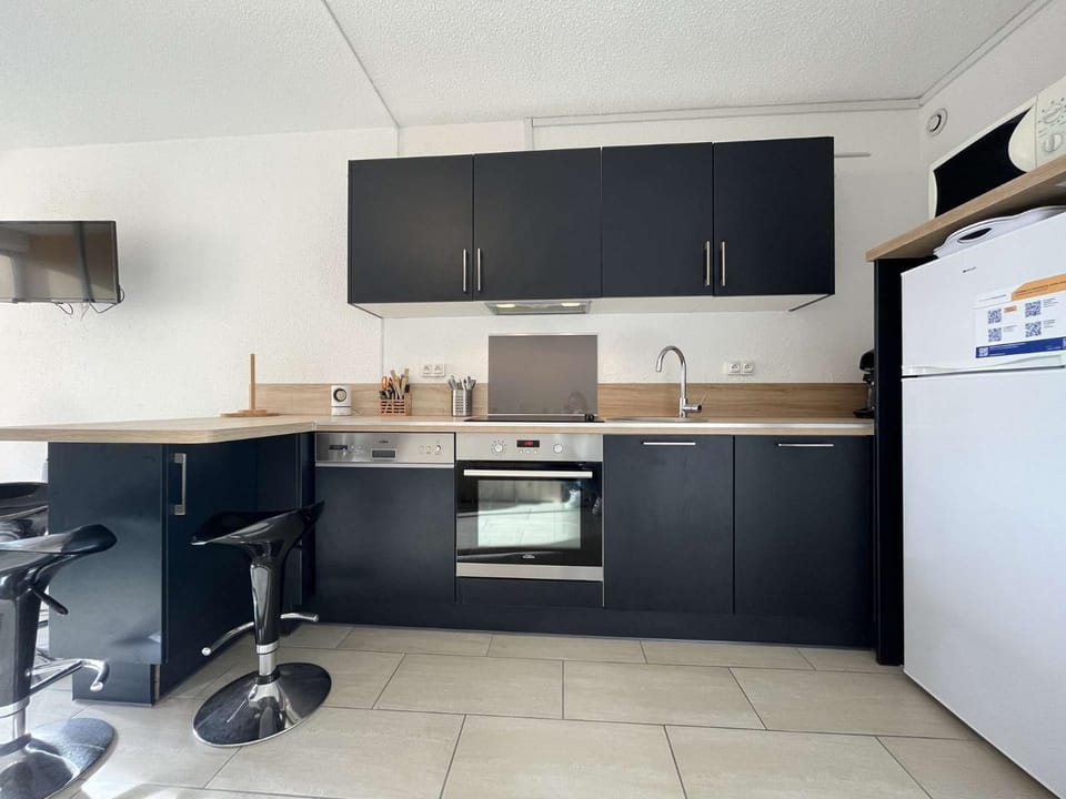 Appartement calme avec piscine commune et loggia GN050-489 Apartment in Gruissan