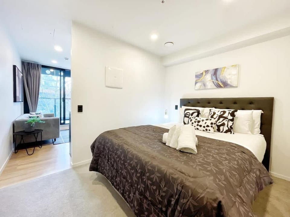 Serene Cityscape Haven AC 1B VS Pool Gym & Sauna Apartment in Auckland