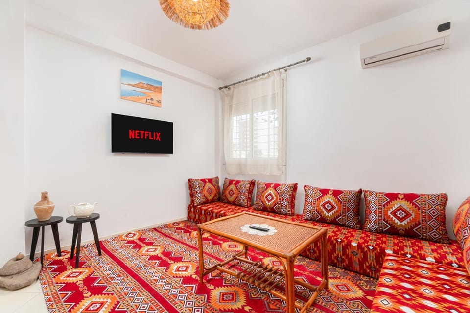 TV and multimedia, Living room, Seating area, air conditioner