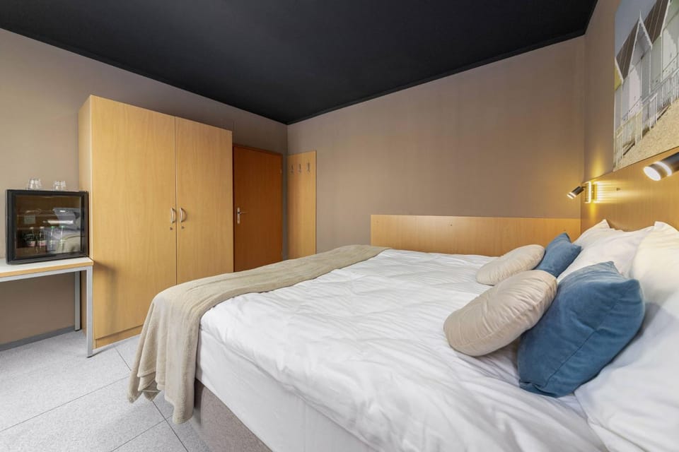 Bed, Bedroom, minibar, wardrobe