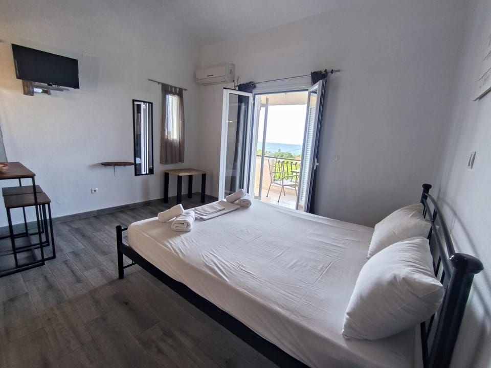 Bed, TV and multimedia, towels