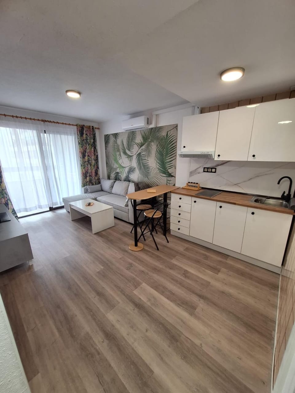 Kitchen or kitchenette, Dining area, stove