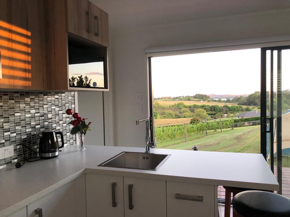 Natural landscape, View (from property/room), Kitchen or kitchenette, Garden view, Garden view, Sea view, stove
