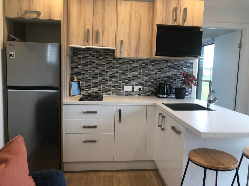 Coffee/tea facilities, Kitchen or kitchenette, Seating area, stove, toaster