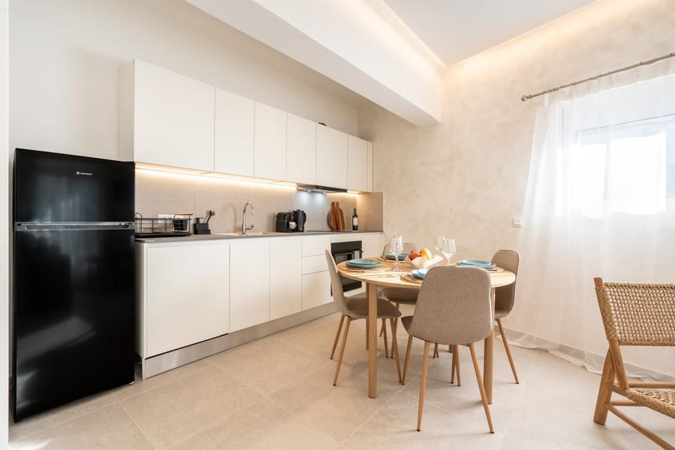 Coffee/tea facilities, Kitchen or kitchenette, Seating area, Dining area, dishwasher, oven, stove, toaster