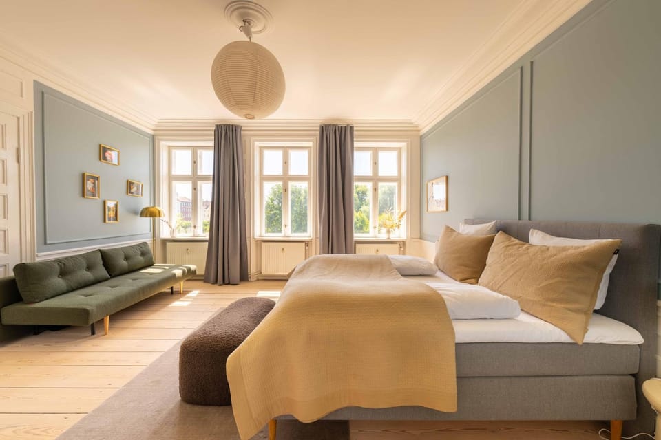 Bed, Seating area, Bedroom