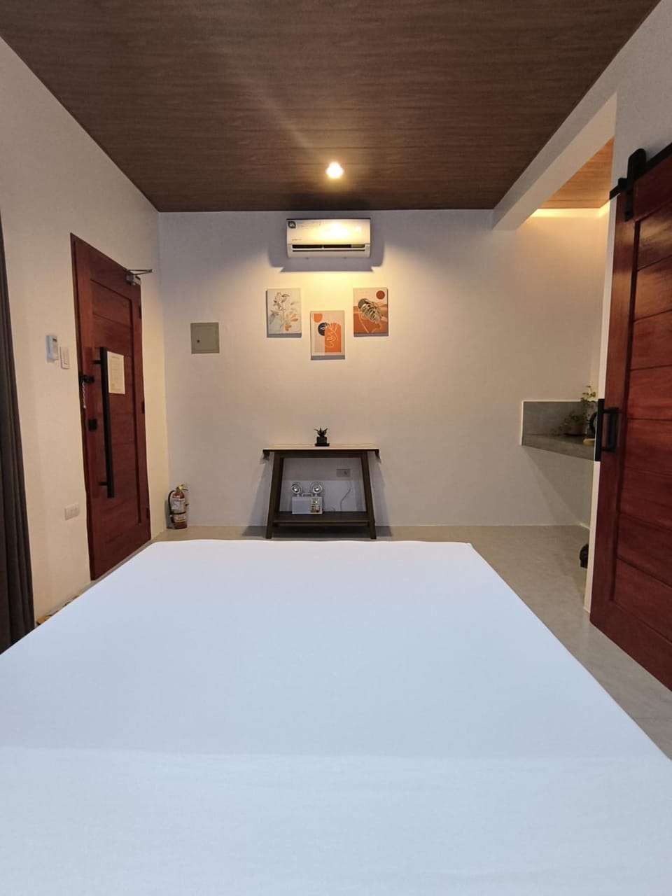 Photo of the whole room, air conditioner