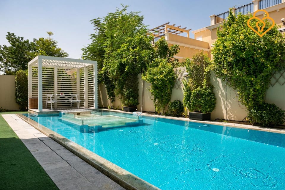 keysplease 4 BR Villa private pool, Jumeirah Park Villa in Dubai