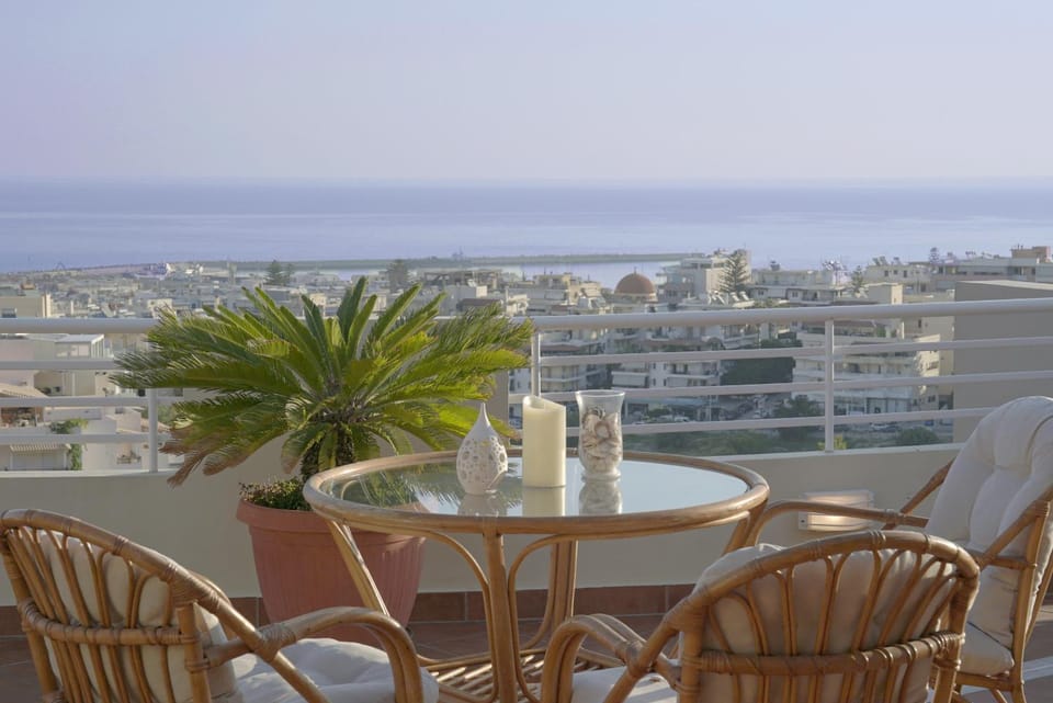 Day, Natural landscape, View (from property/room), Balcony/Terrace, Dining area, City view, Sea view