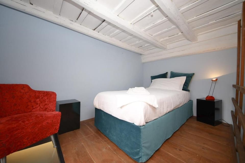 Bed, Living room, Photo of the whole room, Seating area, Bedroom
