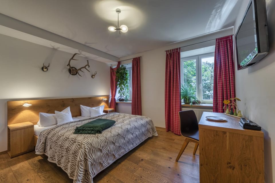 Bed, TV and multimedia, Bedroom