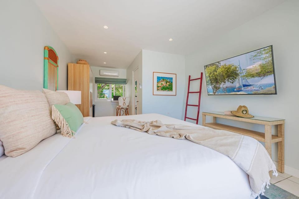 Bed, TV and multimedia, Bedroom