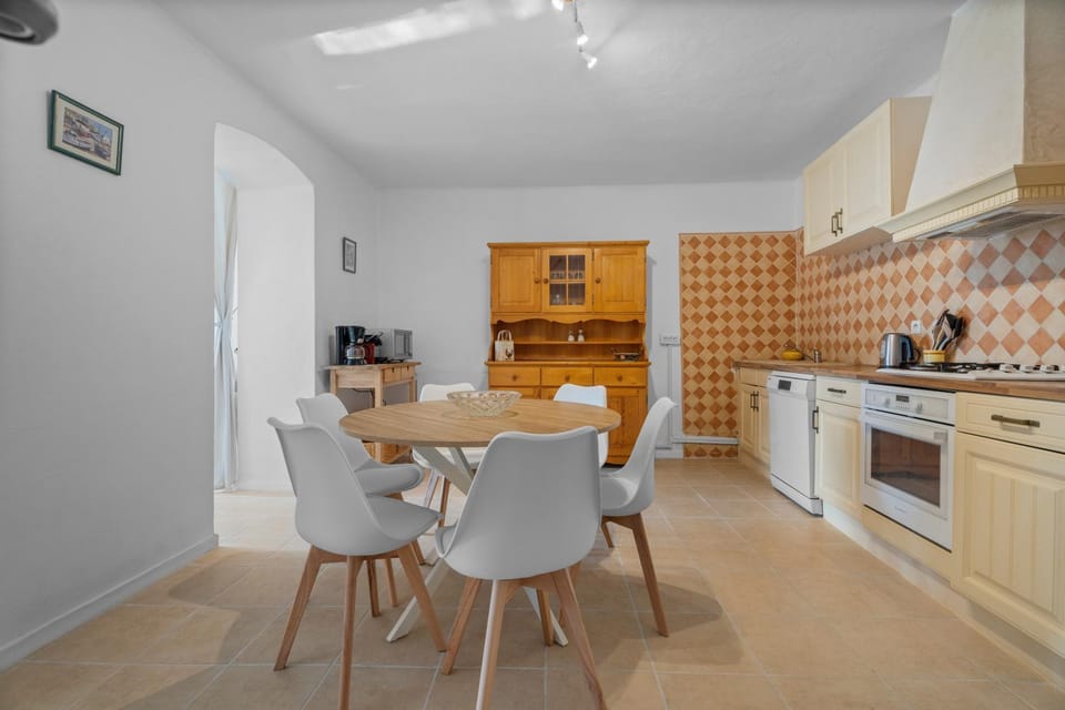 Property building, Kitchen or kitchenette, Living room