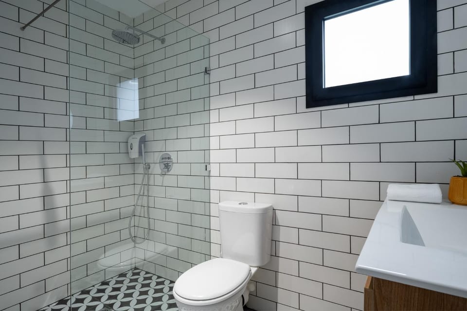 Shower, Toilet