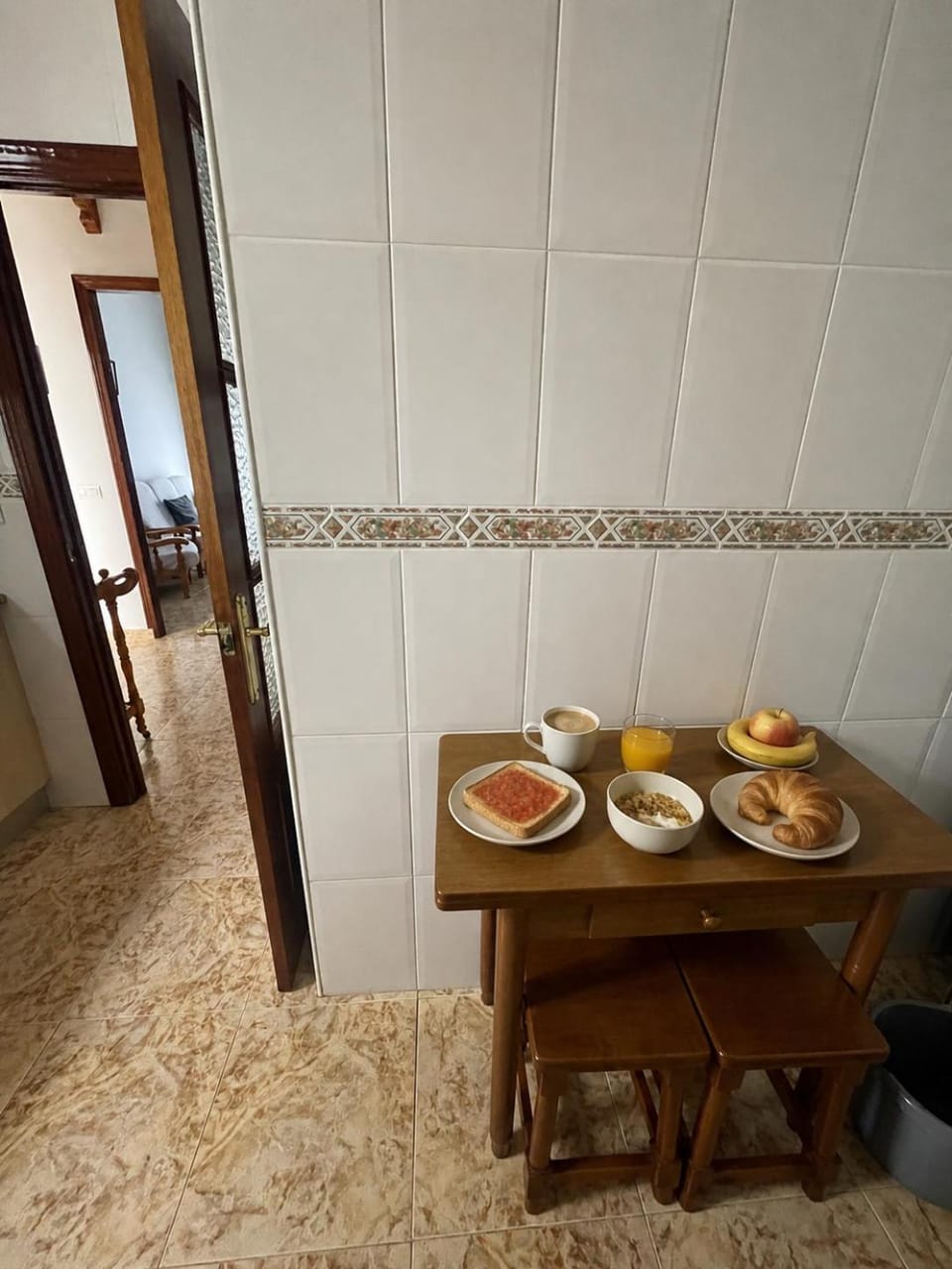 Kitchen or kitchenette, Meals, kitchen