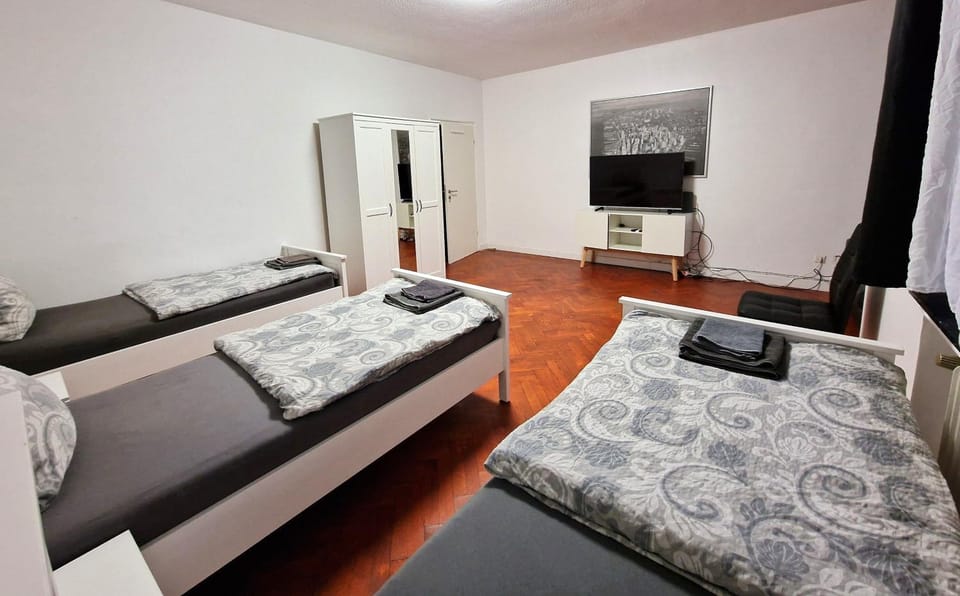Bed, TV and multimedia, Bedroom, towels