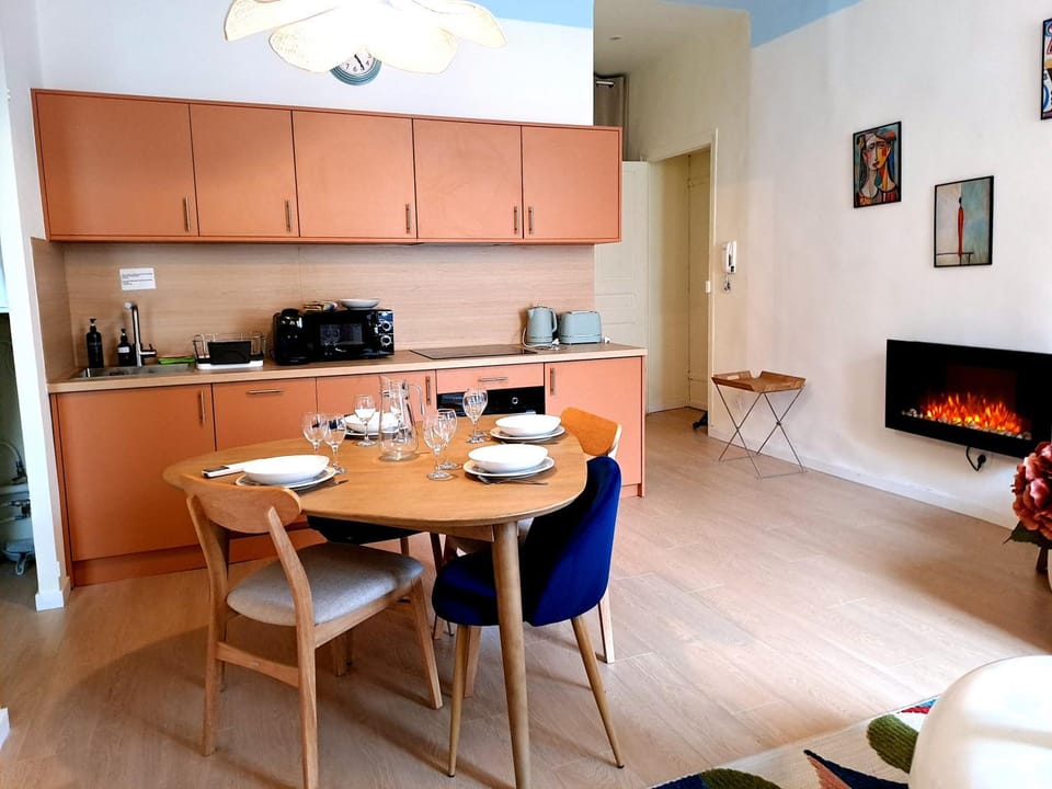 Kitchen or kitchenette, Living room, Seating area, Dining area, pet friendly, stove