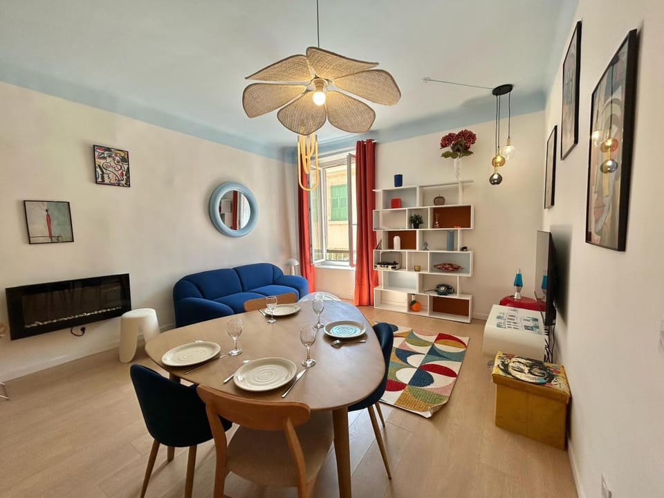 TV and multimedia, Kitchen or kitchenette, Living room, Seating area, Dining area